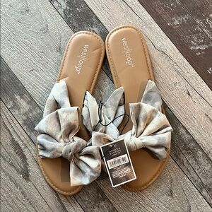 West Loop Women's Tan and Gray Bow Sandals